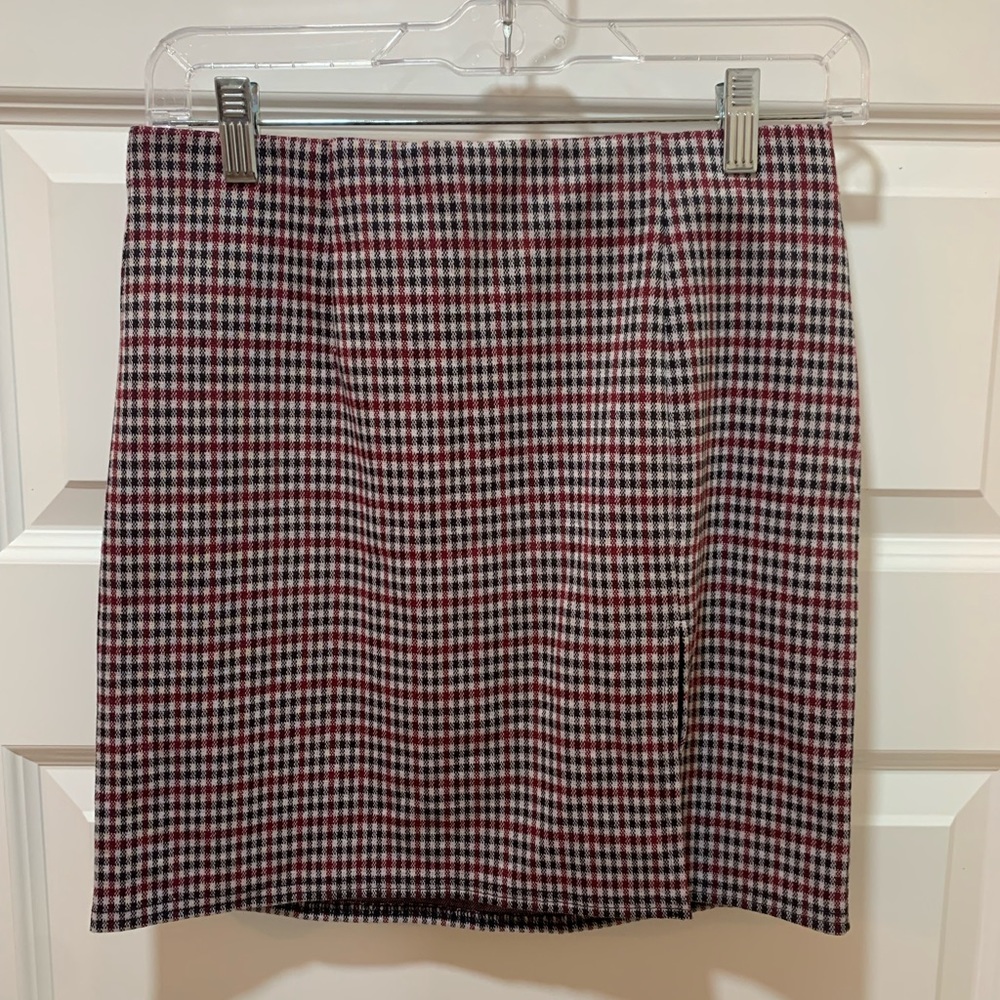 Consignment Find/ C: Black/Red/White/ S: Medium